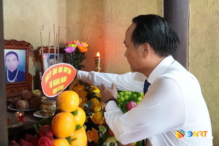 Phó Bí thư Thành ủy, Chủ tịch Ủy ban MTTQ Việt Nam thành phố Nguyễn Đình Vĩnh dâng hương tại điểm nhà bà Võ Thị Tuyết, nằm trong di tích Trụ sở Ủy ban Kháng chiến - Hành chính Nam Trung Bộ. Nơi đây cụ Huỳnh đã sống và làm việc từ tháng 12/1946 - 4/1947. Ảnh: HỒ QUÂN