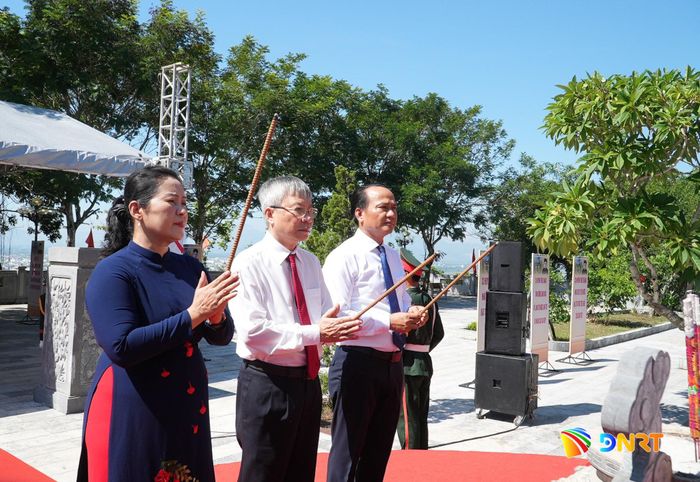 Phó Bí thư Thành ủy, Chủ tịch HĐND thành phố Nguyễn Đức Dũng (giữa); Phó Bí thư Thành ủy, Chủ tịch Ủy ban MTTQ Việt Nam thành phố Nguyễn Đình Vĩnh (bên phải) cùng lãnh đạo tỉnh Quảng Ngãi dâng hương mộ cụ Huỳnh Thúc Kháng. Ảnh: HỒ QUÂN