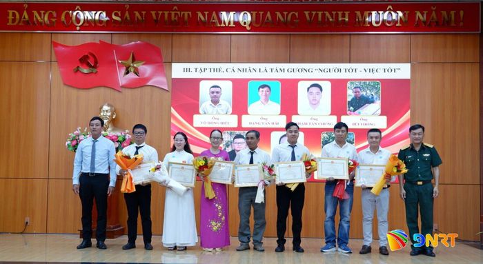 Xã Núi Thành khen thưởng 27 tập thể, cá nhân có thành tích xuất sắc trong học tập và làm theo tấm gương đạo đức Hồ Chí Minh. Ảnh: HOÀNG ĐẠO