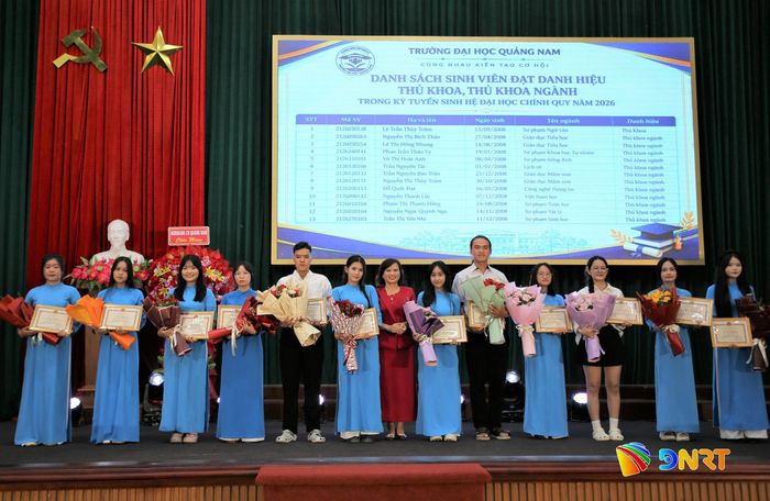 Đại diện Ban giám hiệu Trường Đại học Quảng Nam trao giấy khen cho các sinh viên đạt thủ khoa ngành. Ảnh: ĐĂNG NGUYÊN