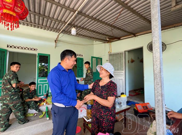 Đồng chí Nguyễn Quang Hưng, Ủy viên BTV Tỉnh ủy, Bí thư Đảng ủy phường Điện Biên Phủ thăm hỏi, động viên gia đình ông Đỗ Vũ Quang và các lực lượng đang hỗ trợ di dời, bàn giao mặt bằng.