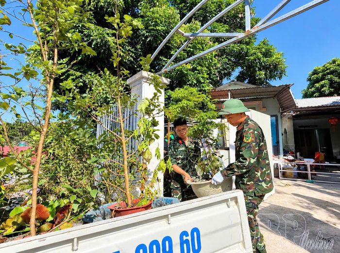 Cán bộ, chiến sĩ công an, quân sự cùng người dân di chuyển cây cối, tháo dỡ, vận chuyển vật liệu, góp phần giảm bớt khó khăn trong quá trình bàn giao mặt bằng.