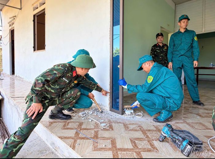Cán bộ, chiến sĩ hỗ trợ tháo dỡ các hạng mục nhà ở tại khu vực giải phóng mặt bằng.