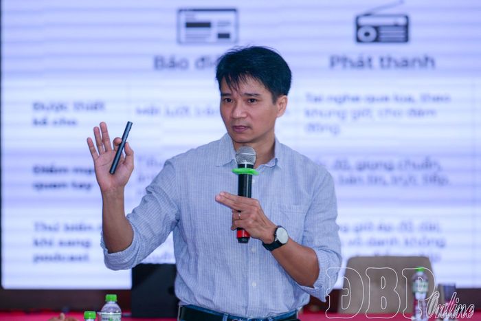 Giảng viên chia sẻ kinh nghiệm, kỹ năng sản xuất Podcast phù hợp với xu hướng báo chí đa nền tảng.