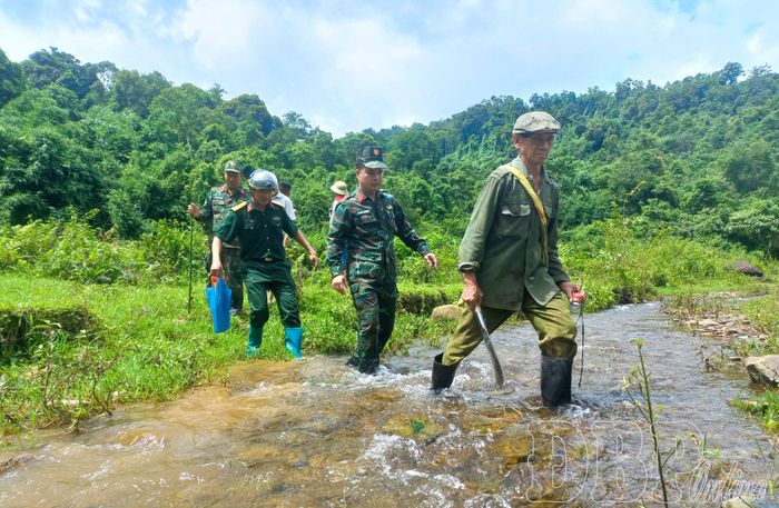 Lực lượng Bộ CHQS tỉnh đi khảo sát, xác minh các phần mộ liệt sĩ theo thông tin của người dân tại xã Thanh Nưa.