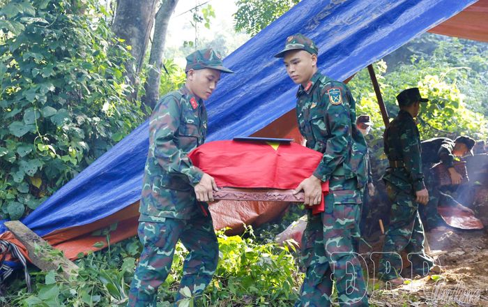 Cán bộ, chiến sĩ Bộ CHQS tỉnh di chuyển các hài cốt liệt sĩ từ khu vực khai quật về nghĩa trang.