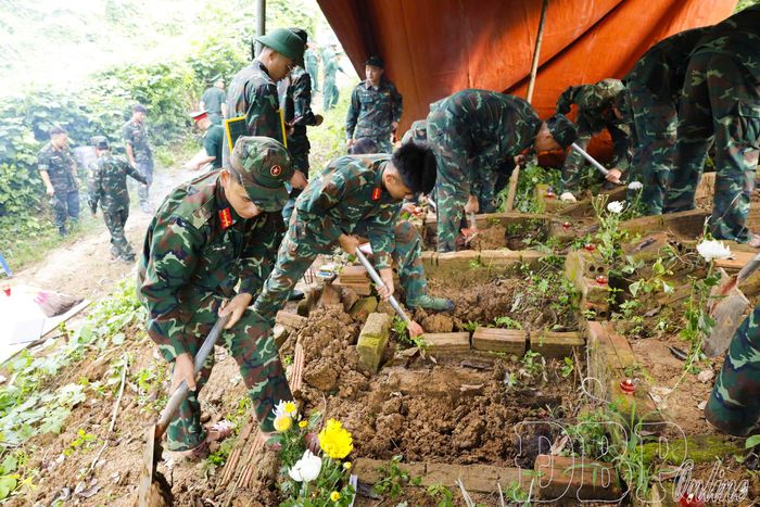 Cán bộ, chiến sĩ Bộ CHQS tỉnh khai quật các phần mộ liệt sĩ tại phường Điện Biên Phủ.