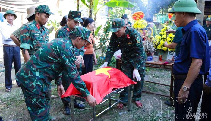 Công tác khai quật được lực lượng Bộ CHQS tỉnh triển khai nghiêm trang, đúng quy trình, quy định.