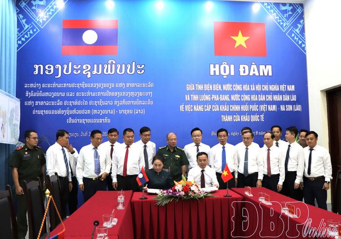 Đại diện lãnh đạo hai tỉnh Điện Biên (Việt Nam) và Luông Pha Bang (Lào) đã ký kết biên bản thống nhất các nội dung đã thỏa thuận.