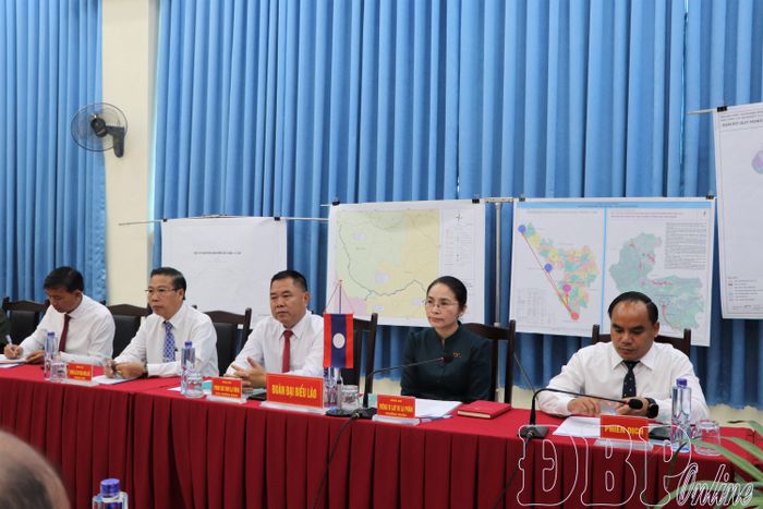 Đoàn đại biểu phía nước bạn Lào trong buổi hội đàm.