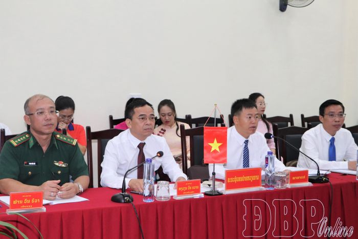 Đoàn đại biểu phía tỉnh Điện Biên trong buổi hội đàm.