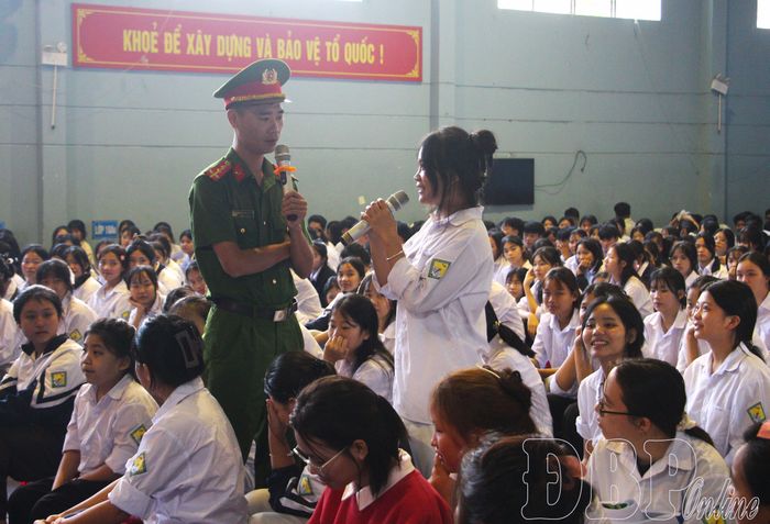 Học sinh trả lời các câu hỏi kiến thức về phòng cháy, chữa cháy.