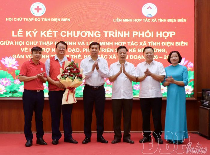 Lãnh đạo Ủy ban MTTQ Việt Nam tỉnh tặng hoa chúc mừng Hội Chữ thập đỏ tỉnh và Liên minh Hợp tác xã tỉnh.