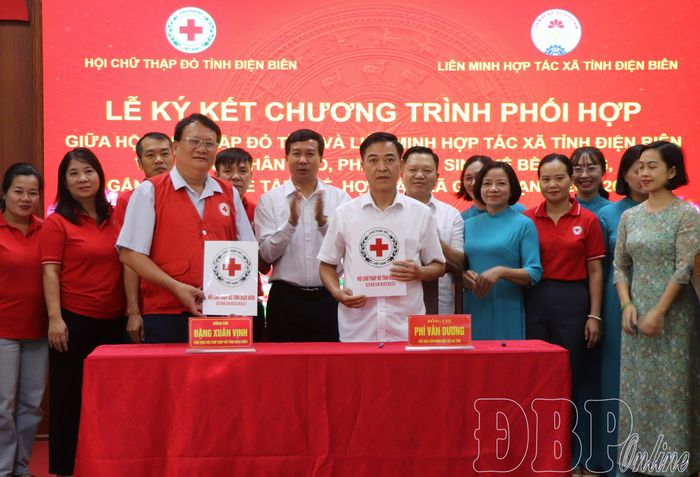Nghi thức ký kết Chương trình phối hợp giữa Hội Chữ thập đỏ tỉnh và Liên minh Hợp tác xã tỉnh.