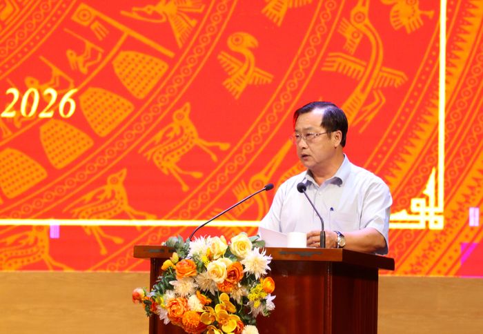 Đồng chí Vừ A Bằng, Ủy viên Ban Thường vụ Tỉnh ủy, Trưởng ban Tuyên giáo Tỉnh ủy trình bày nội dung quán triệt, học tập tại hội nghị.