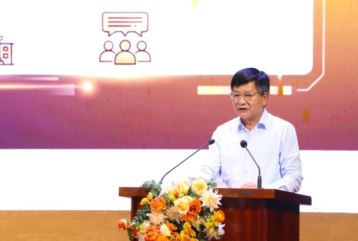 Đồng chí Lê Thành Đô, Phó Bí thư Thường trực Tỉnh ủy, Chủ tịch HĐND tỉnh trình bày nội dung quán triệt, học tập tại hội nghị.