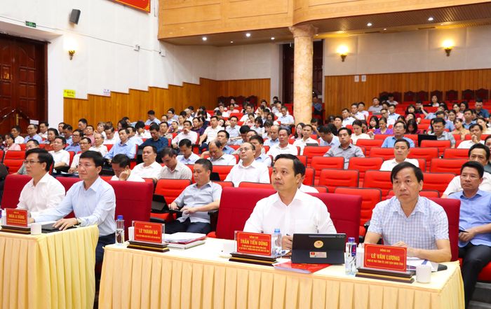 Đồng chí Trần Tiến Dũng, Ủy viên Ban Chấp hành Trung ương Đảng, Bí thư Tỉnh ủy, Trưởng đoàn Đại biểu Quốc hội tỉnh và các đồng chí Thường trực Tỉnh ủy dự hội nghị.