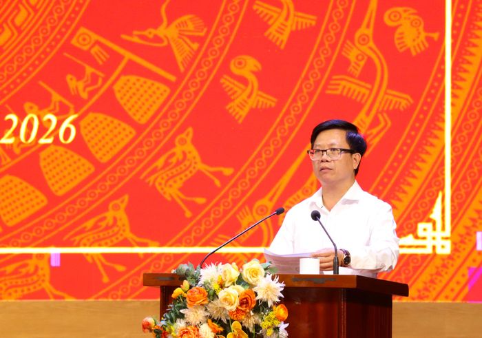 Đồng chí Phạm Đức Toàn, Ủy viên Ban Thường vụ Tỉnh ủy, Trưởng ban Tổ chức Tỉnh ủy trình bày nội dung quán triệt, học tập tại hội nghị.