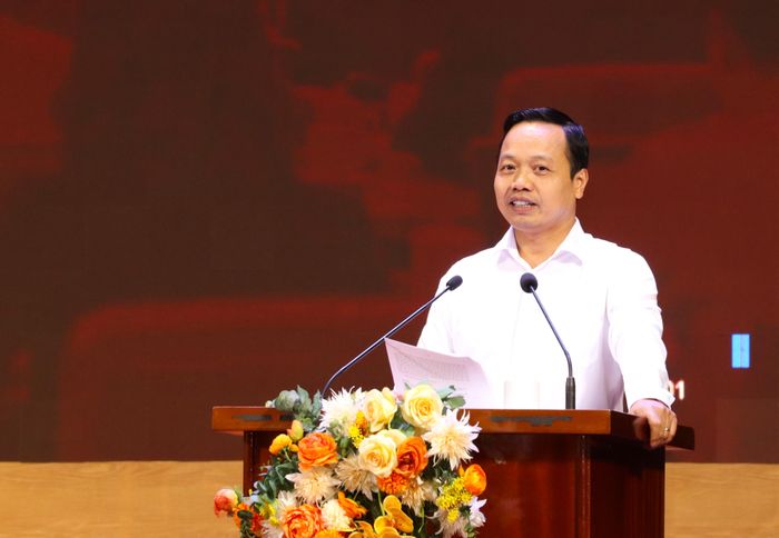 Đồng chí Trần Tiến Dũng, Ủy viên Ban Chấp hành Trung ương Đảng, Bí thư Tỉnh ủy, Trưởng đoàn Đại biểu Quốc hội tỉnh phát biểu tại hội nghị.