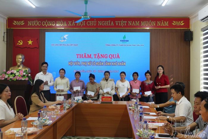 Đại diện lãnh đạo xã Mường Pồn và Hội LHPN tỉnh Điện Biên trao quà cho hội viên phụ nữ có hoàn cảnh khó khăn trên địa bàn. 