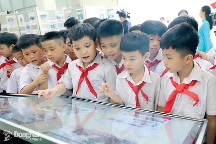Các học sinh trên địa bàn phường Trấn Biên trải nghiệm ứng dụng công nghệ thực tế ảo giới thiệu sách tại Thư viện Đồng Nai. Ảnh: My Ny