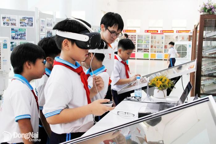 Học sinh trên địa bàn phường Trấn Biên trải nghiệm ứng dụng công nghệ thực tế ảo giới thiệu sách tại Thư viện Đồng Nai.