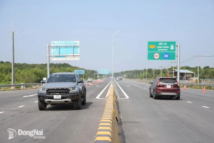 Từ ngày 30-9, toàn bộ tuyến cao tốc Bến Lức - Long Thành dài gần 58km sẽ được đưa vào khai thác đồng bộ. Ảnh: Phạm Tùng