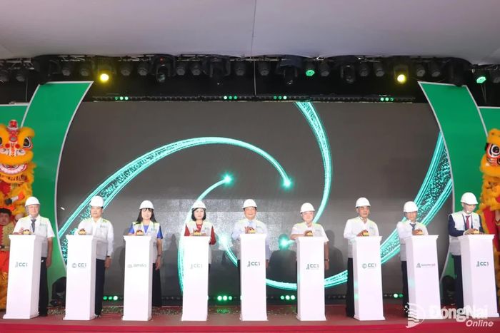 Các đại biểu thực hiện nghi thức bấm nút khởi công các dự án xây dựng cầu Cát Lái, cầu Long Hưng. Ảnh: Phạm Tùng