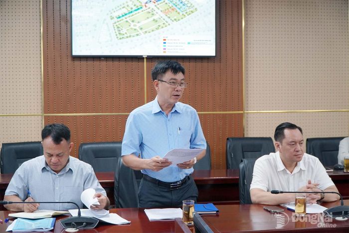 Phó Giám đốc Sở Văn hóa, Thể thao và Du lịch thành phố Nguyễn Khắc Vĩnh báo cáo những nội dung trọng tâm của Đề án Phát triển thể thao thành tích cao thành phố Đồng Nai đến năm 2030, tầm nhìn đến năm 2045. Ảnh: An Nhơn
