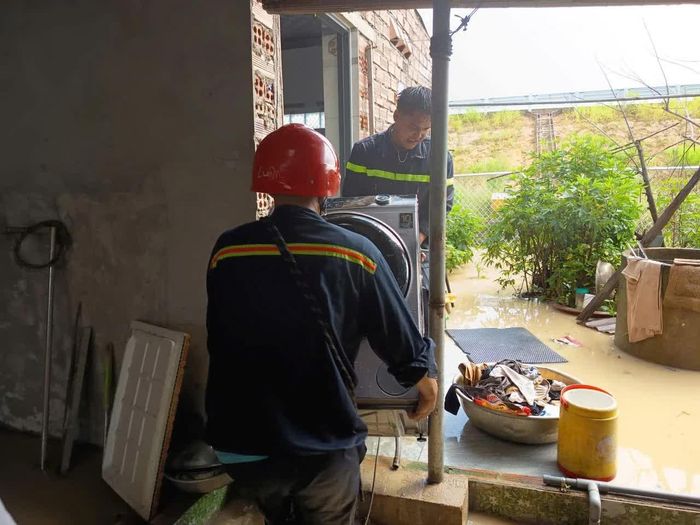 CBCS Đội Chữa cháy và CNCH Khu vực 3 hỗ trợ người dân di chuyển tài sản đến nơi an toàn.