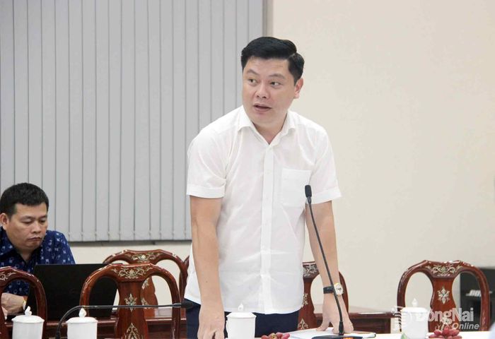 Ông Nguyễn Cao Tài, Giám đốc Trung tâm Phát triển quỹ đất thành phố báo cáo tại buổi làm việc. Ảnh: Trần Danh