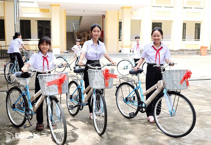 Học sinh vui mừng nhận món quà ý nghĩa. Ảnh: Ngọc Liên