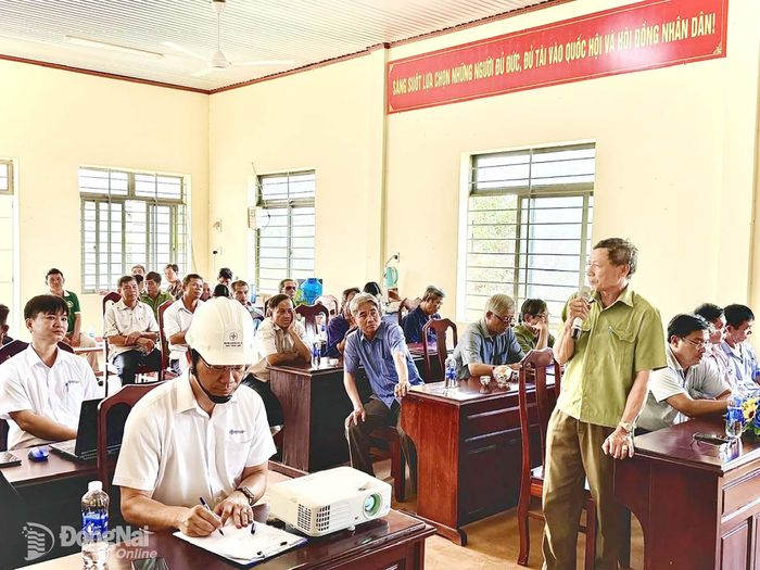 Người dân thôn Đức Liễu tham gia phát biểu ý kiến tại hội nghị. Ảnh: Thanh Lâm