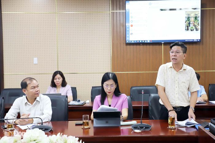 Tiến sĩ Trương Đức Cường, Hiệu trưởng Trường cao đẳng Mỹ thuật trang trí Đồng Nai báo cáo thực hiện con đường di sản tại buổi làm việc. Ảnh: My Ny