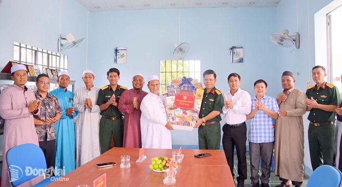 Đoàn công tác của Bộ Chỉ huy Quân sự thành phố tặng quà Cộng đồng Hồi giáo Islam. Ảnh: Văn Chung