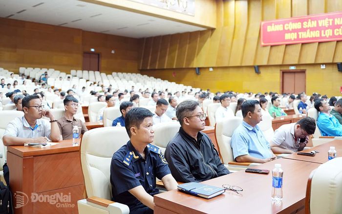 Đại diện các đơn vị, doanh nghiệp tham dự hội nghị tuyên truyền. Ảnh: T.V