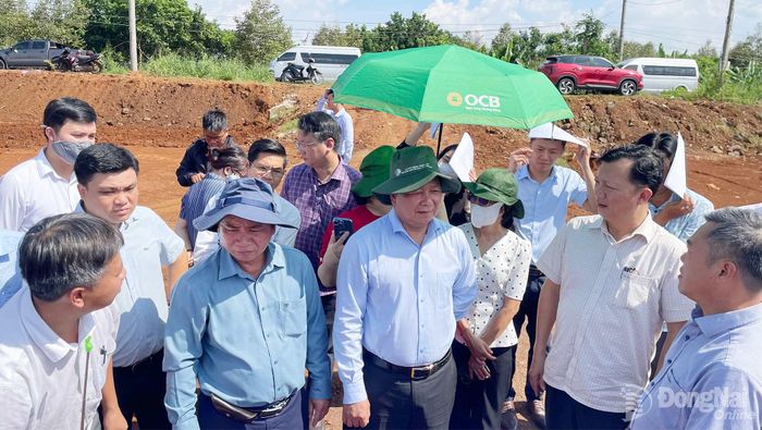 Thành ủy viên, Phó Chủ tịch HĐND thành phố Trần Văn Mi cùng các thành viên đoàn nghe báo cáo tiến độ thực hiện các dự án. Ảnh: Phạm Quang