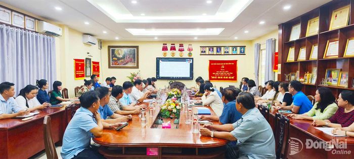 Cán bộ, công chức các ban chuyên môn, văn phòng cơ quan Ủy ban MTTQ Việt Nam thành phố; các tổ chức chính trị - xã hội thành phố và các hội dự hội nghị tập huấn tại điểm cầu Ủy ban MTTQ Việt Nam thành phố Đồng Nai. Ảnh: CTV