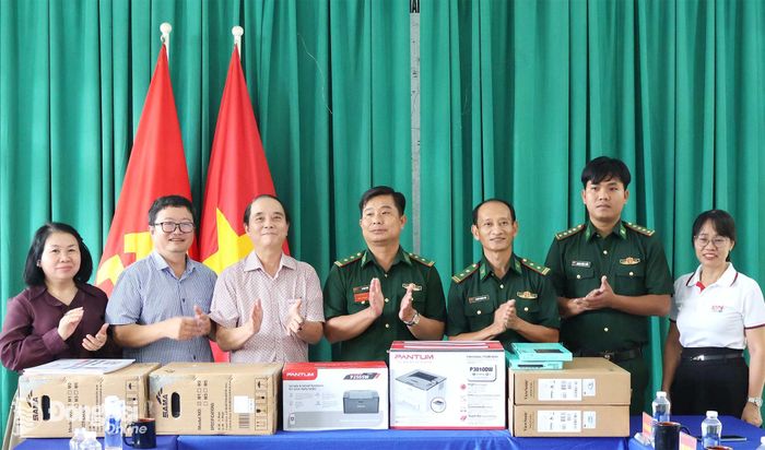 Đoàn trao tặng 2 bộ máy tính cho Đồn biên phòng Lộc Thành. Ảnh: Công Nghĩa