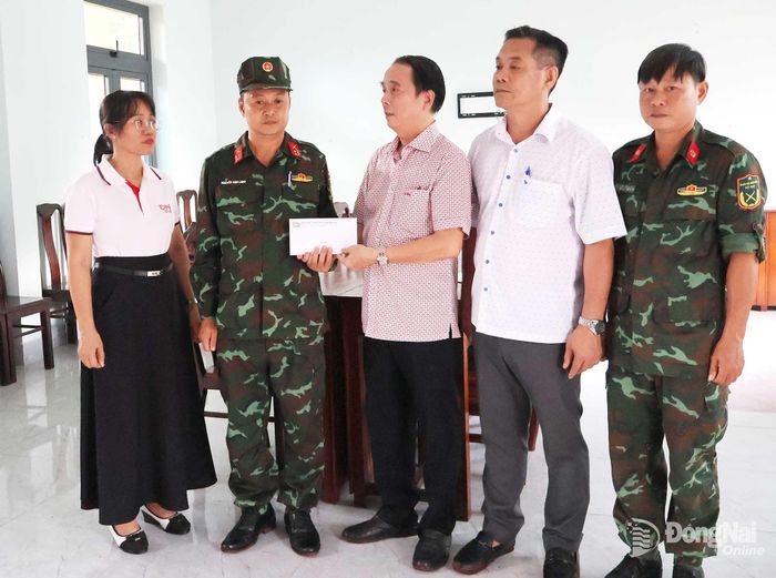 Đoàn tặng quà động viên Đội K76. Ảnh: Nguyệt Hà