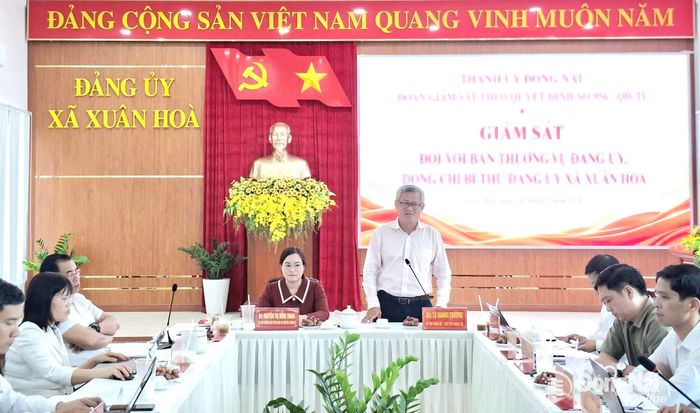 Bí thư Đảng ủy, Chủ tịch HĐND xã Xuân Hòa Tạ Quang Trường trao đổi tại buổi làm việc. Ảnh: Mỹ Duyên