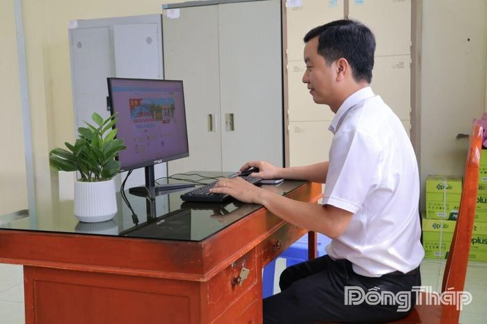 Cán bộ Ban Xây dựng Đảng Đảng ủy xã Mỹ Hiệp chuẩn bị tài liệu tuyên truyền trên nền tảng số, phục vụ việc triển khai đến các chi bộ.