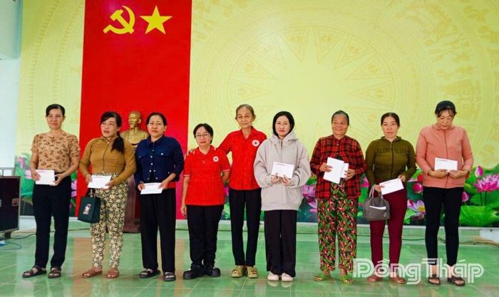 Các hộ dân xã Vĩnh Hựu được hỗ trợ vốn vay ưu đãi đầu tư phát triển kinh tế gia đình.