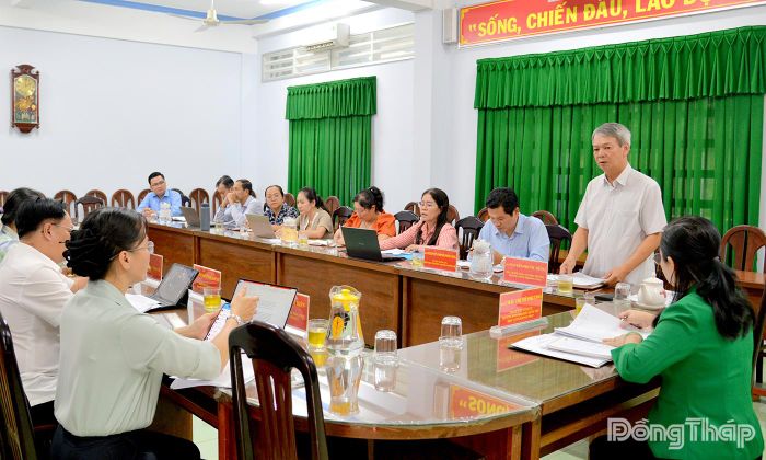Tiến sĩ Nguyễn Phước Dũng, Tỉnh ủy viên, Bí thư Đảng ủy, Hiệu trưởng Trường Chính trị tỉnh Đồng Tháp báo cáo tiến độ xây dựng Đề án. 
