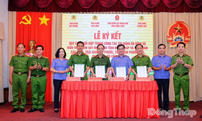 Đại diện lãnh đạo VKSND tỉnh và đại diện Ban Giám thị các trại giam thực hiện nghi thức ký kết Quy chế phối hợp.