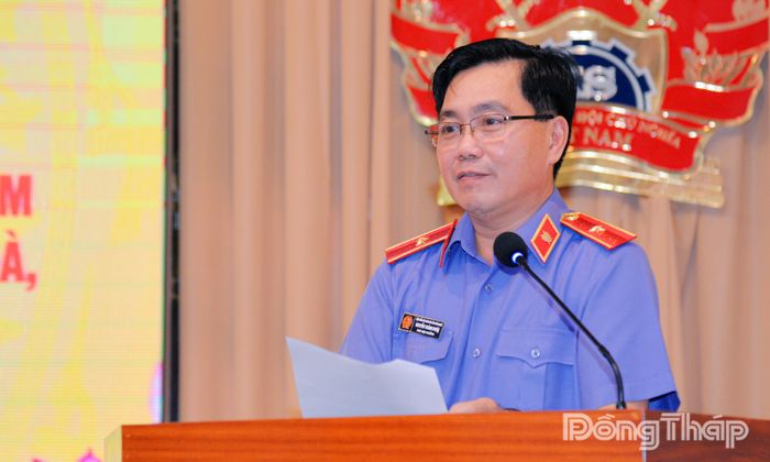 Đồng chí Nguyễn Thành Phúc, Phó Viện trưởng VKSND tỉnh phát biểu tại hội nghị.