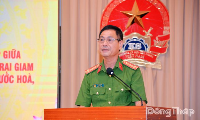Đại tá Lê Bá Thụy, Giám thị Trại giam Mỹ Phước phát biểu tại hội nghị.