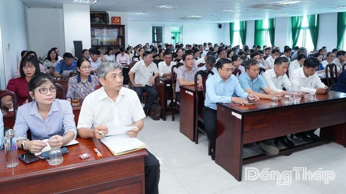 Lãnh đạo các phòng chuyên môn Sở, lãnh đạo chính quyền cấp xã và Trung tâm Y tế, Trạm Y tế tham dự Lễ bàn giao.