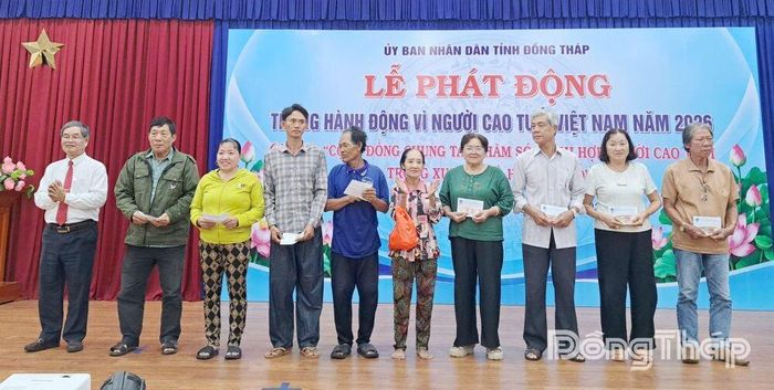 Đại diện doanh nghiệp trao quà cho người cao tuổi có hoàn cảnh khó khăn tại lễ phát động.  