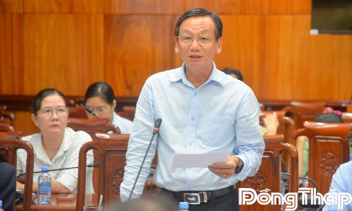 Đại biểu Đoàn Hùng Vũ, Đoàn ĐBQH tỉnh Đồng Tháp phát biểu tại buổi làm việc.